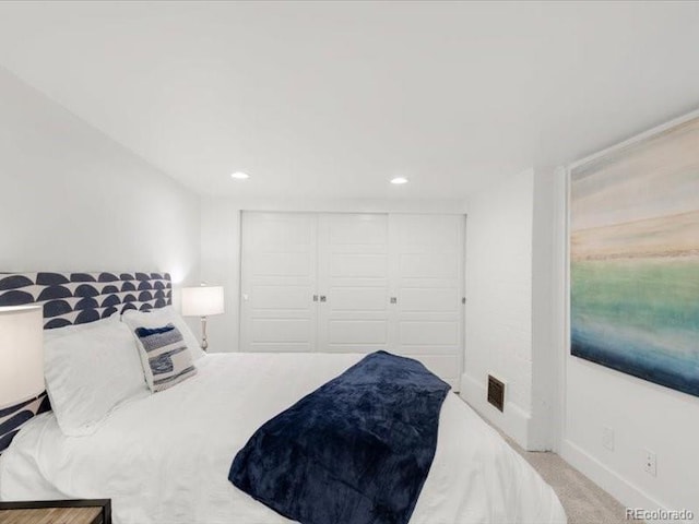 bedroom featuring visible vents, baseboards, carpet flooring, recessed lighting, and a closet