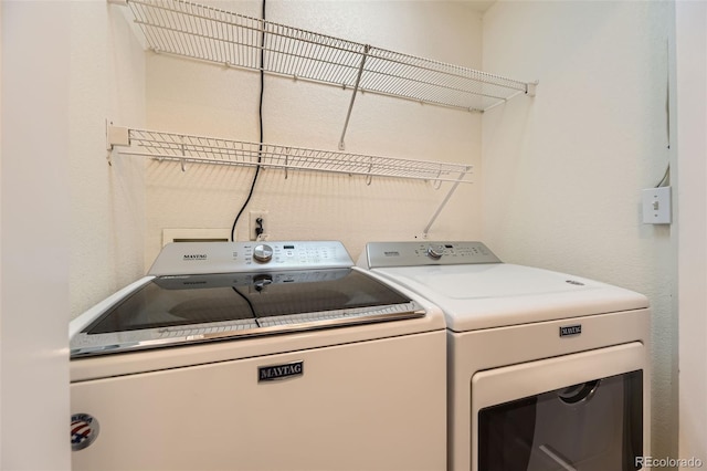 4221 S Blackhawk Cir Unit 7G, Aurora, CO 80014 - laundry area featuring washing machine and dryer