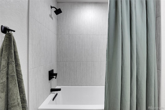 bathroom with shower / bath combo