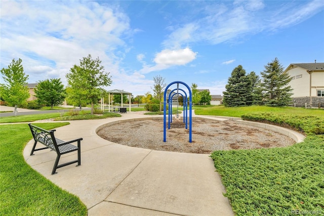 240 S Oak Hill St, Aurora, CO 80018 - view of property's community featuring a lawn