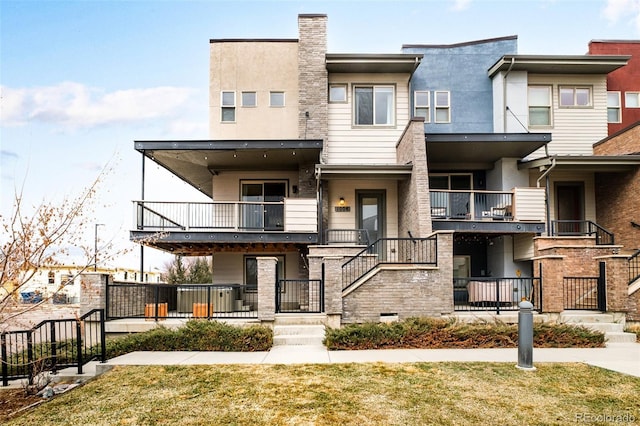 view of front of property featuring a front lawn