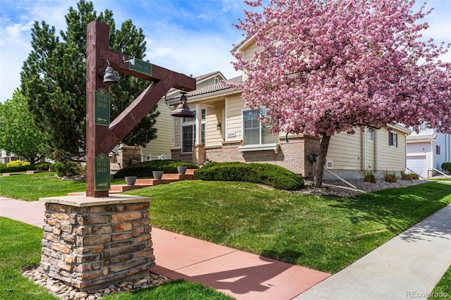 view of front of property featuring a front lawn