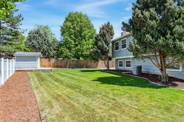 1606 S Flanders Way, Aurora, CO 80017 - view of yard featuring central AC