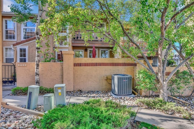 8747 Mesquite Row, Lone Tree, CO 80124 - view of side of home with stucco siding and a gate