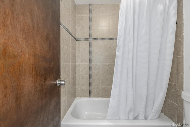 bathroom with shower / tub combo with curtain