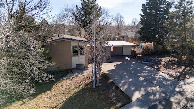 single story home featuring a garage