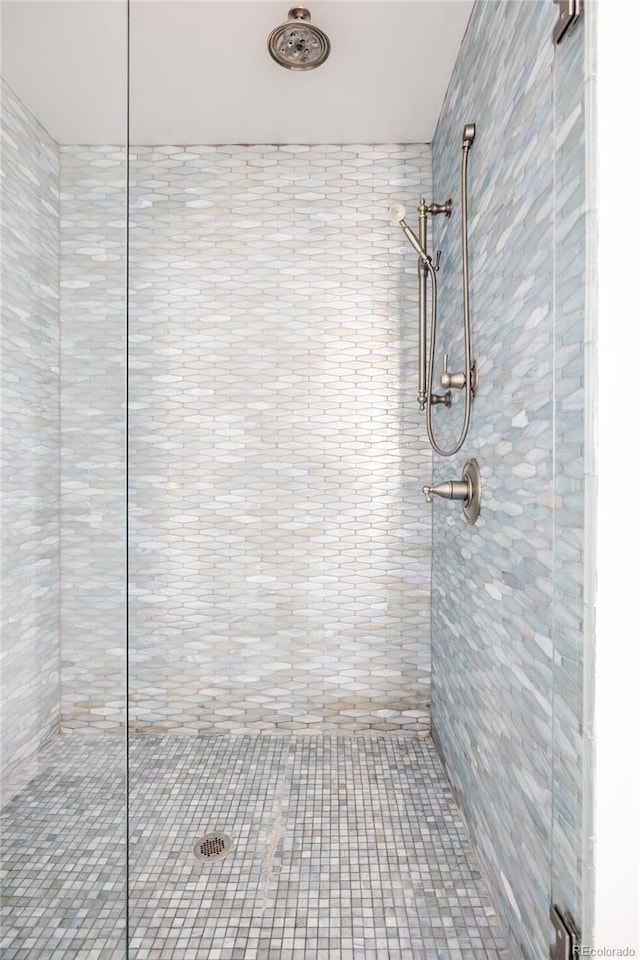 bathroom featuring a tile shower