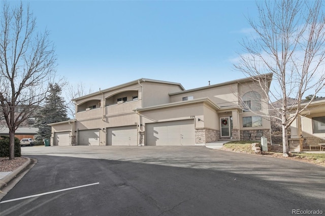 view of front facade featuring a garage