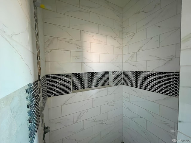 bathroom featuring a tile shower