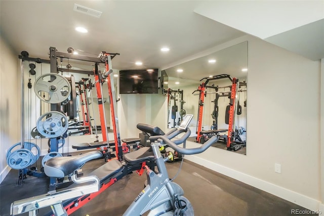 exercise area featuring recessed lighting, visible vents, and baseboards