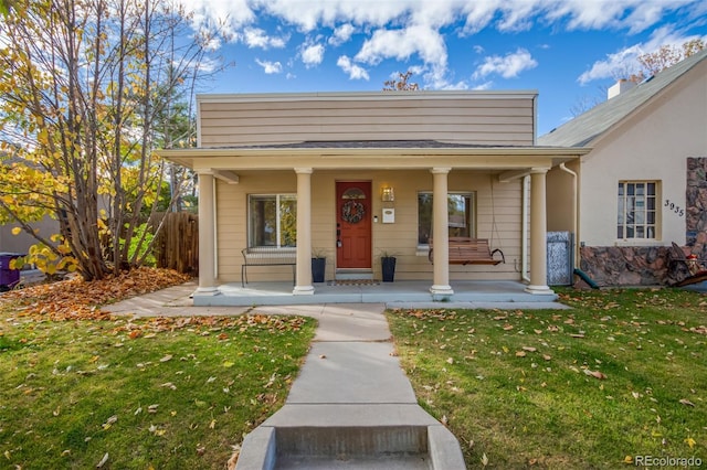 view of front facade featuring a porch and a front yard