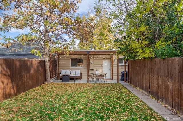 view of yard featuring an outdoor hangout area and a patio area