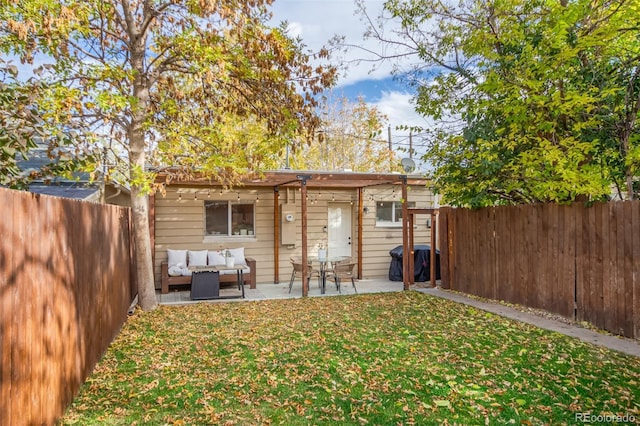 view of outdoor structure featuring outdoor lounge area and a yard