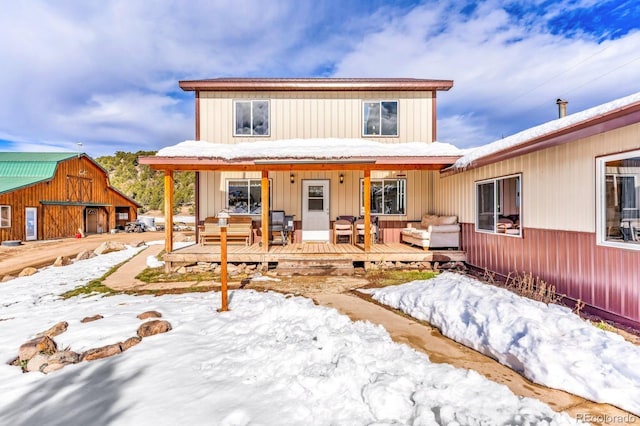 view of front of property featuring an outdoor hangout area