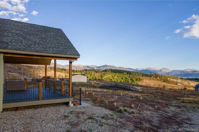 view of yard with a mountain view