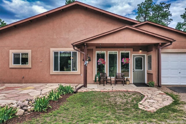view of front of house featuring a front yard and a garage