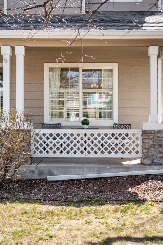 entrance to property featuring a porch