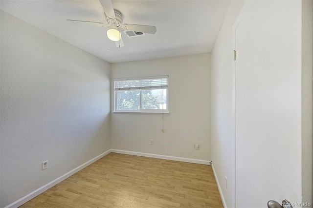 unfurnished room featuring light wood finished floors, baseboards, visible vents, and ceiling fan