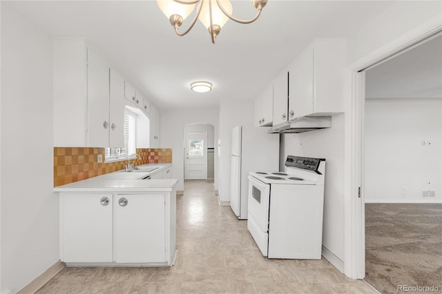 kitchen with sink, white cabinetry, an inviting chandelier, white appliances, and decorative backsplash