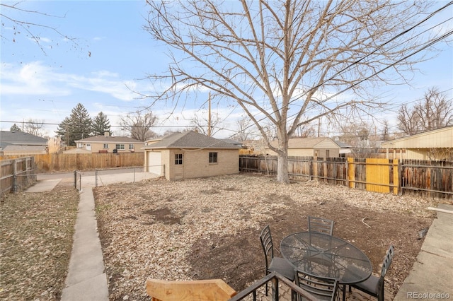 view of yard featuring an outbuilding