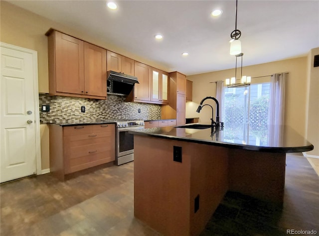 10154 Fairgate Way, Highlands Ranch, CO 80126 - kitchen featuring gas stove, under cabinet range hood, a sink, dark countertops, and tasteful backsplash