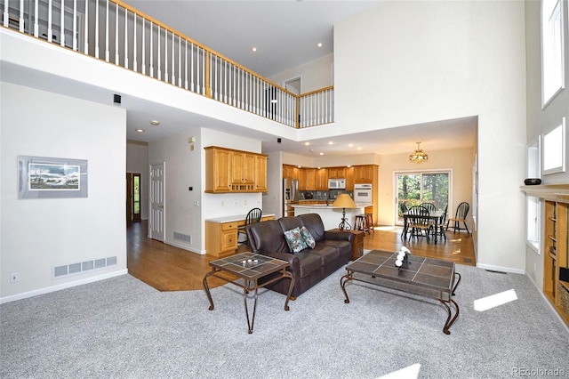 living area featuring recessed lighting, visible vents, baseboards, and carpet flooring