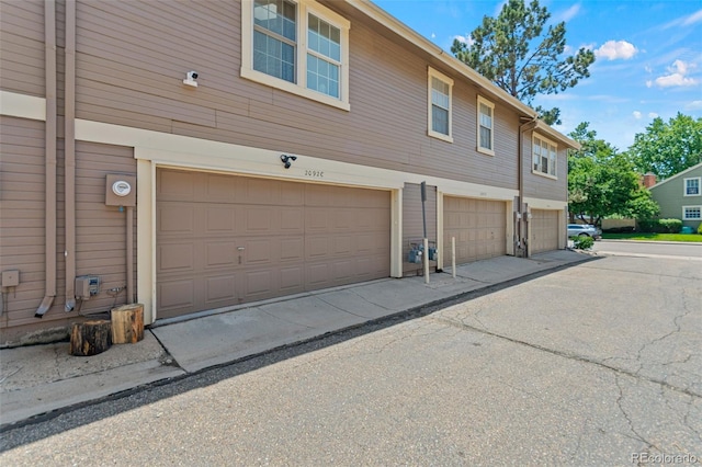 2092 S Helena St Unit C, Aurora, CO 80013 - view of side of home with a garage