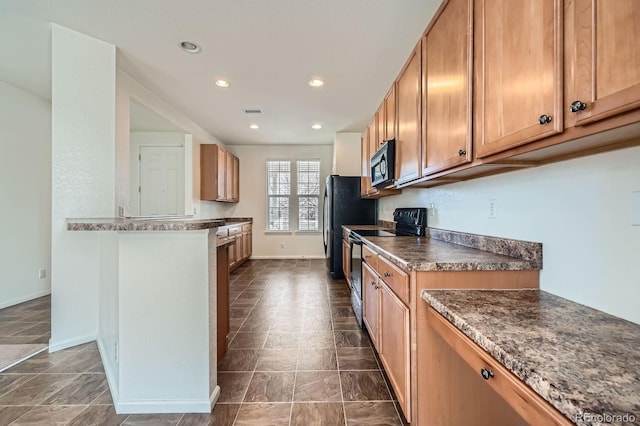 kitchen with baseboards, visible vents, recessed lighting, black appliances, and dark countertops