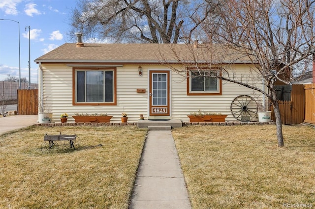 view of front facade featuring a front lawn