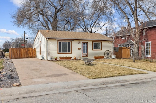 view of front of property with a front yard