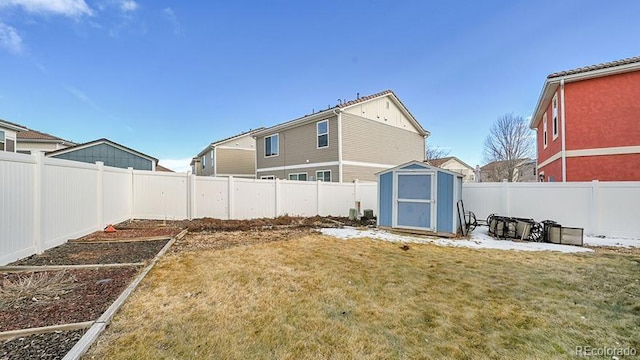 view of yard featuring a shed