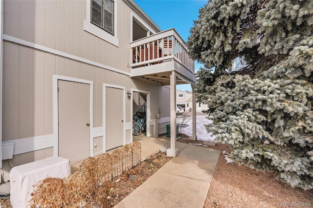 property entrance with a balcony