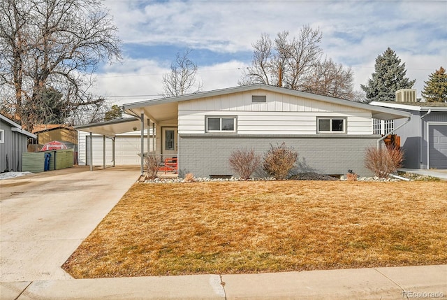 view of front of home with a carport, a garage, and a front yard