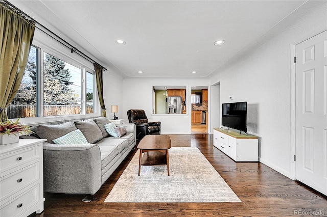 living area featuring recessed lighting, dark wood-type flooring, and baseboards