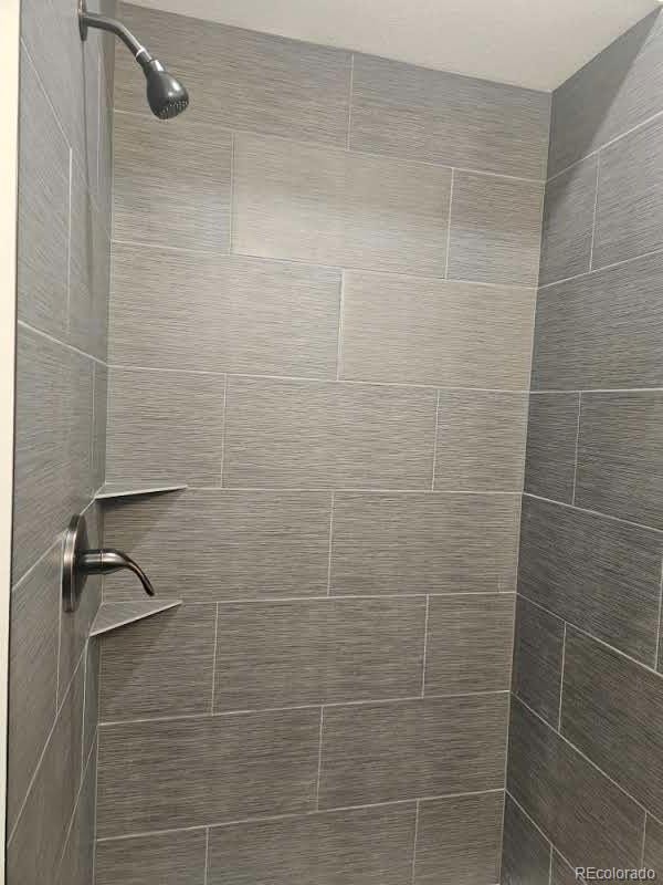 details featuring tiled shower