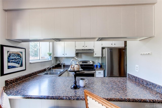 8538 W Glasgow Pl, Littleton, CO 80128 - kitchen featuring stainless steel appliances, under cabinet range hood, dark countertops, and a peninsula