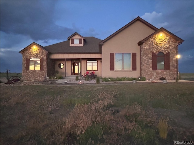 view of front of home featuring a front lawn