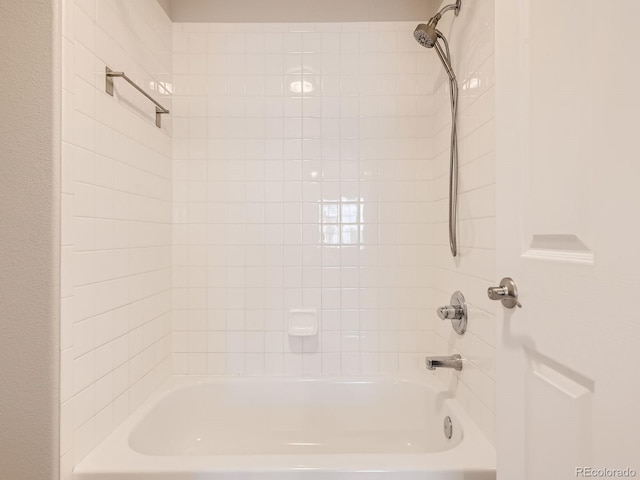 bathroom featuring tiled shower / bath combo