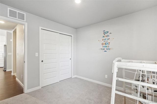 bedroom featuring carpet and a closet