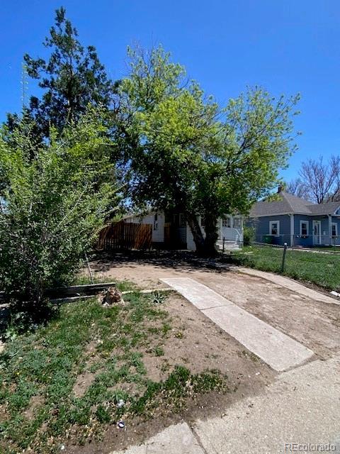 view of front of property featuring fence