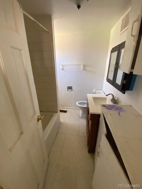 full bath featuring visible vents, bathtub / shower combination, vanity, baseboards, and toilet
