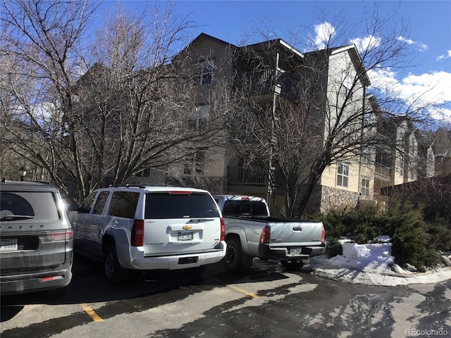 view of front facade featuring uncovered parking