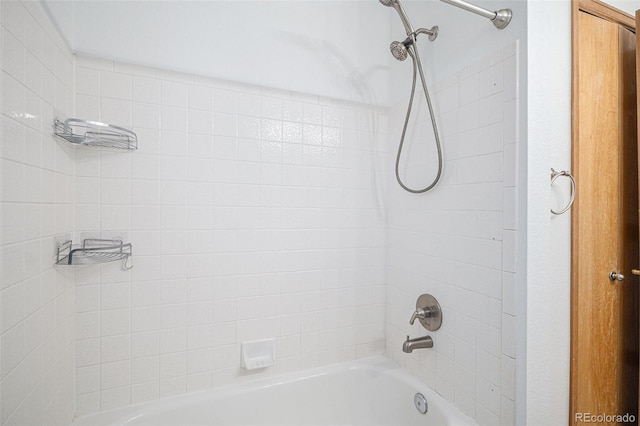 bathroom with tiled shower / bath