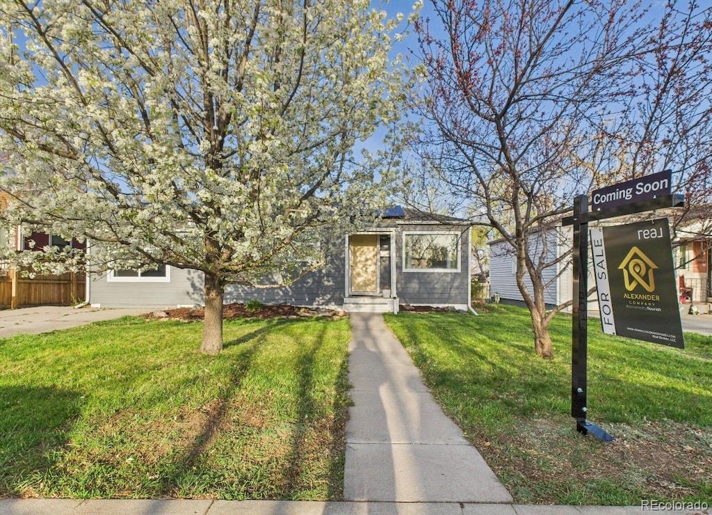 940 Hooker St, Denver, CO 80204 - view of front of property featuring a front yard and fence