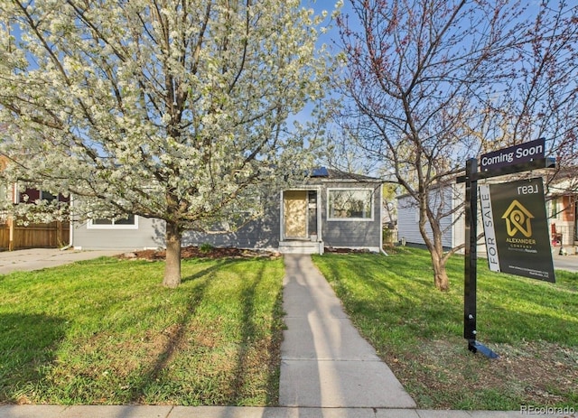 view of front of property featuring a front yard and fence