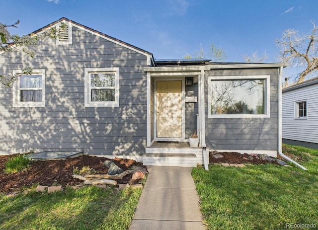 view of front of home featuring a front yard