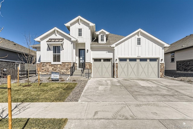 modern farmhouse style home featuring a garage and a front lawn