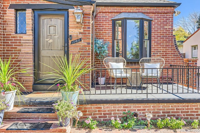 property entrance with covered porch