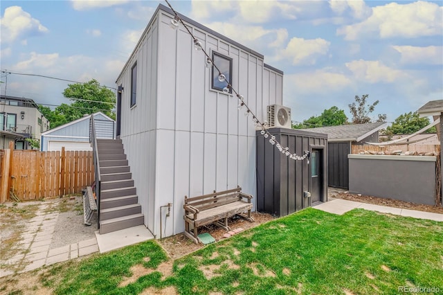 back of house featuring a lawn