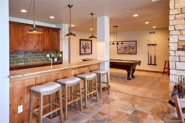 bar area with light colored carpet, decorative backsplash, recessed lighting, baseboards, and pendant lighting